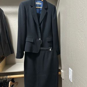 Navy Tahari 3 piece suit size 8